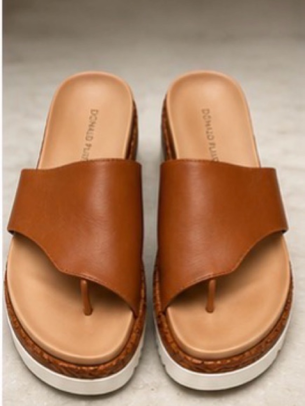 NEW Donald Pliner Leather Platform Thong Sandals Cognac Brown Women’s 10M